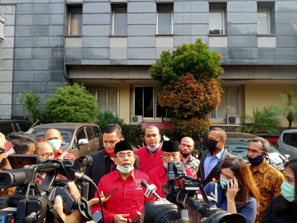 DPD PDI Perjuangan Provinsi DKI Jakarta secara resmi mendatangi Mapolda Metro Jaya untuk melaporkan pembakaran bendera partai, Jumat (26/6).

#PDIPerjuangan