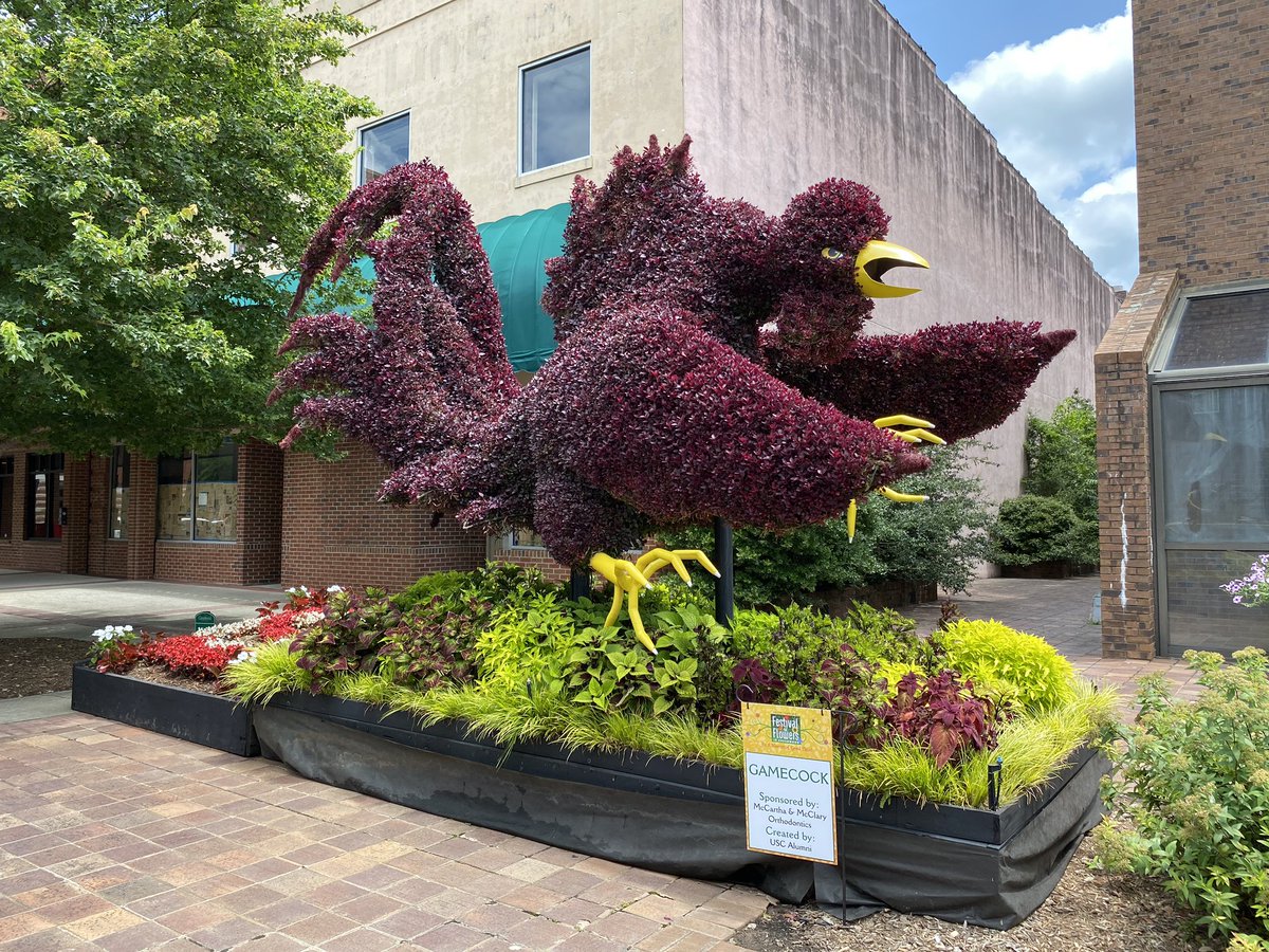 alisonrauch's tweet photo. More topiaries at @UptownGreenwood Festival of Flowers. ๐บ ๐ธ ๐น
#scfof #bloominggoodtime #meetmeuptown https://t.co/Hn197irlmA