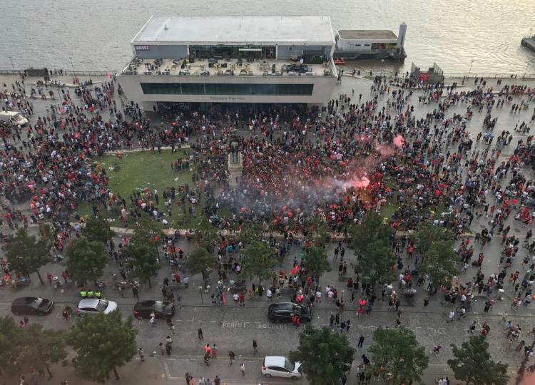 joeando58's tweet photo. I am really concerned about scenes at Pier Head tonight. I appreciate #LFC fans want to celebrate but please, for your own safety, and that of others, go home and celebrate at home. Covid-19 is still a major risk and our city has already lost far too many people to the illness https://t.co/fqoQZvcSQG