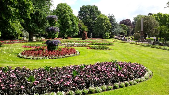 Jephson Gardens, Royal Leamington Spa:Lovely flowers and a nice river view. Quite small but so is the town. Very quaint.