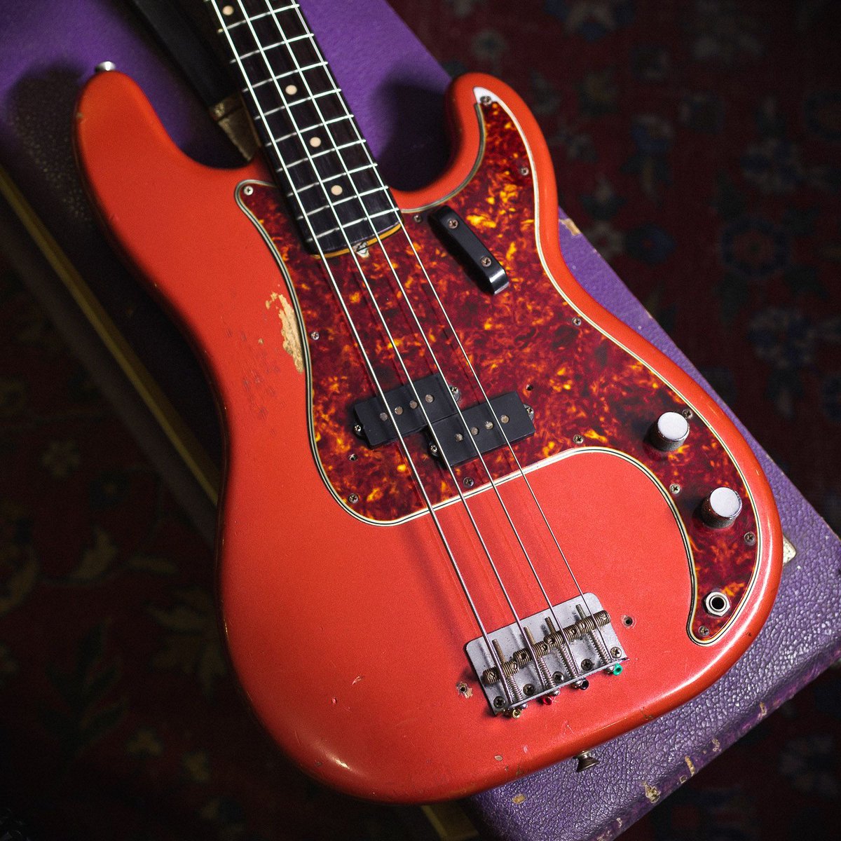 cmeBASSment's tweet photo. A friend of the devil is a friend of mine. https://t.co/7iSu2aNUbB #chicagomusicexchange #fender #precisionbass #red #refin #1961 #gearwire #gearybusey #guitarspotter #guitarphotography #guitarsdaily #tonemob #knowyourtone https://t.co/Q5rB1Km3Yb