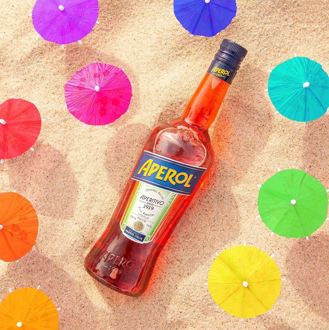 BoozerDelivery's tweet image. 🍊🌈 Let's toast together! Start your weekend off right with a tasty and refreshing spritz. 📸 @aperolusa #boozerdelivery #aperolspritz 
⁠
