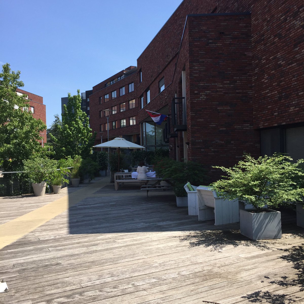 ilegne's tweet photo. Wat is het Limos terrein in #Nijmegen toch ‘heerlijk groen wonen’ - nergens een geparkeerde auto te zien in de omgeving - #autoluw #autovrij #woonconcept #architectuur #natuurpark https://t.co/XZYvMLIShu