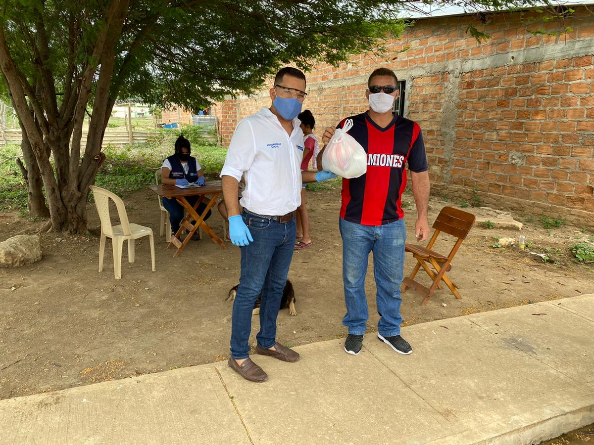 Alvaro_Iguaran's tweet photo. 📍Hoy realizamos la entrega de 200 mercados a las familias beneficiariarias  del #ProgramaUnidos de @ProsperidadCol en el corregimiento de #Cuestecitas, La Guajira 🌵 en los barrios Dina Rosa, y San Francisco. 
#AyudarNosHaceBien https://t.co/njWqGA1WsK