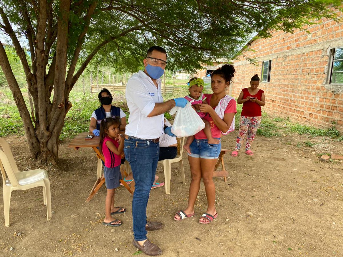 Alvaro_Iguaran's tweet photo. 📍Hoy realizamos la entrega de 200 mercados a las familias beneficiariarias  del #ProgramaUnidos de @ProsperidadCol en el corregimiento de #Cuestecitas, La Guajira 🌵 en los barrios Dina Rosa, y San Francisco. 
#AyudarNosHaceBien https://t.co/njWqGA1WsK