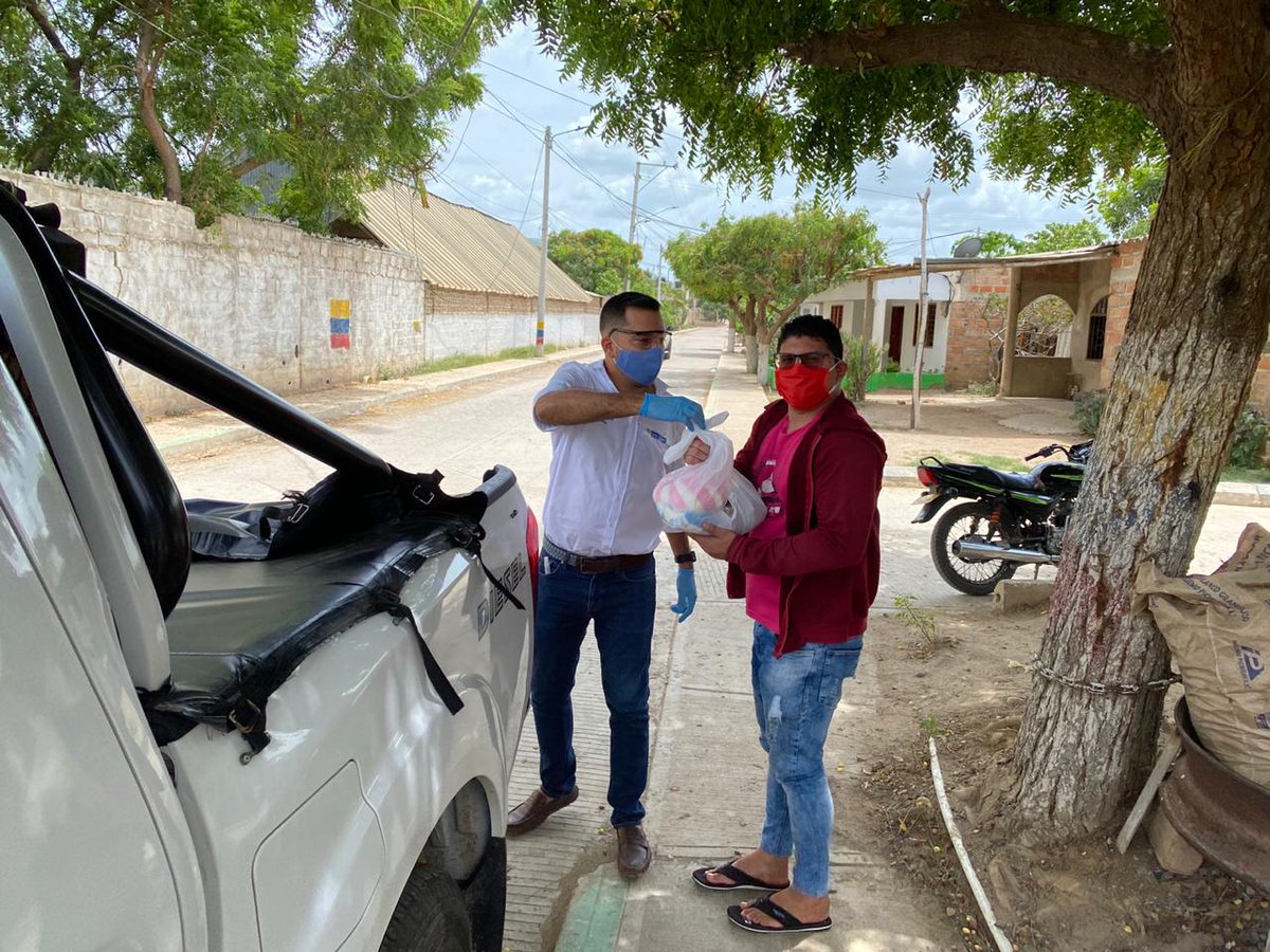 Alvaro_Iguaran's tweet photo. 📍Hoy realizamos la entrega de 200 mercados a las familias beneficiariarias  del #ProgramaUnidos de @ProsperidadCol en el corregimiento de #Cuestecitas, La Guajira 🌵 en los barrios Dina Rosa, y San Francisco. 
#AyudarNosHaceBien https://t.co/njWqGA1WsK