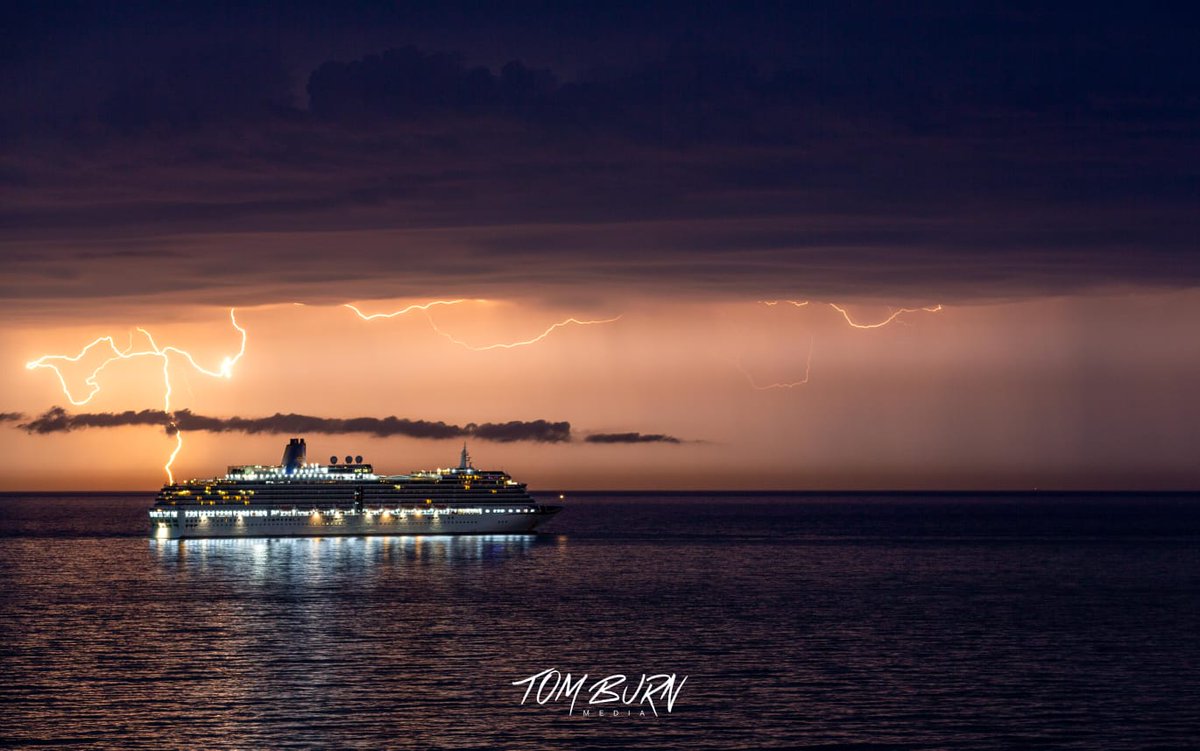 Bingg_91's tweet photo. @NatGeo One of many desolate cruise ships docked in Poole Bay last night, in the midst of a storm. 📸: @tomburnmedia https://t.co/uTZG5sUofX