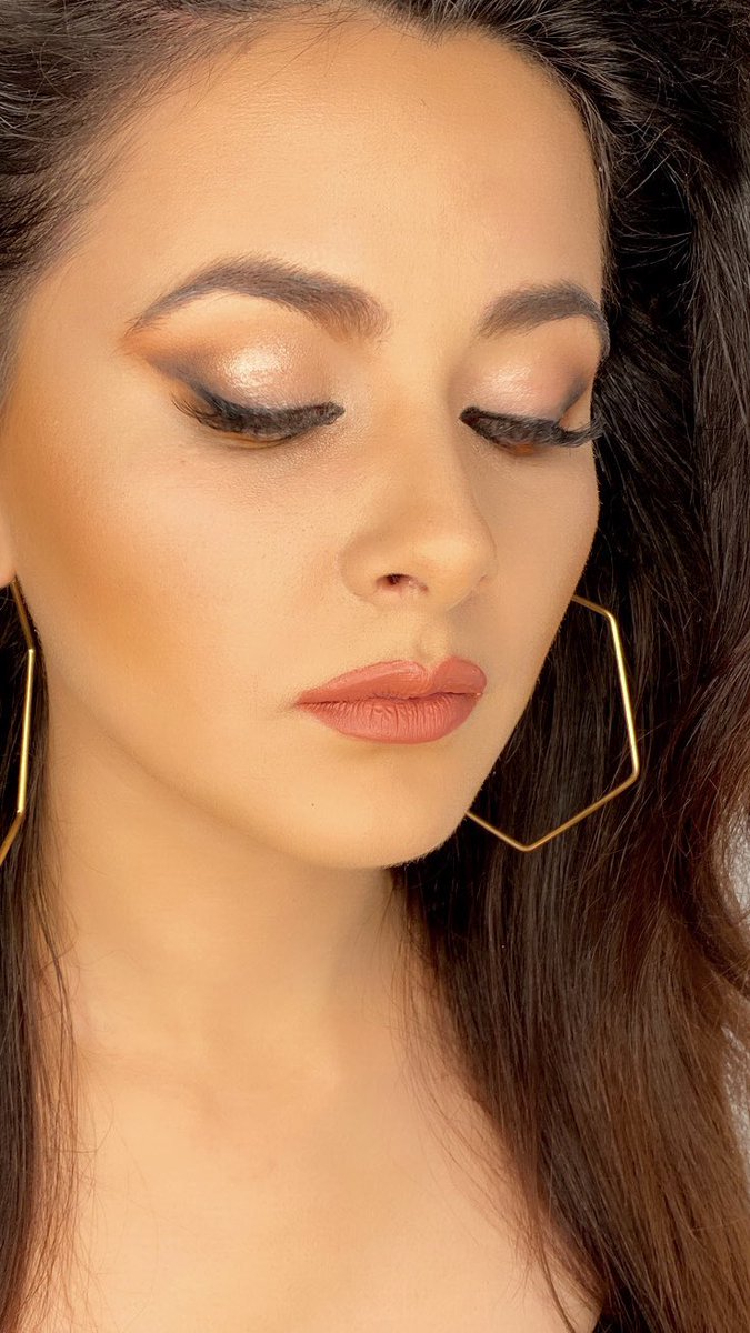 ALXMADI's tweet photo. 80s/90s Vibes!!! #foxyeyes #vintagehair #estilistaenmorelia #maquillistaenmorelia cel: 4432274191 https://t.co/hs6leTZSuU