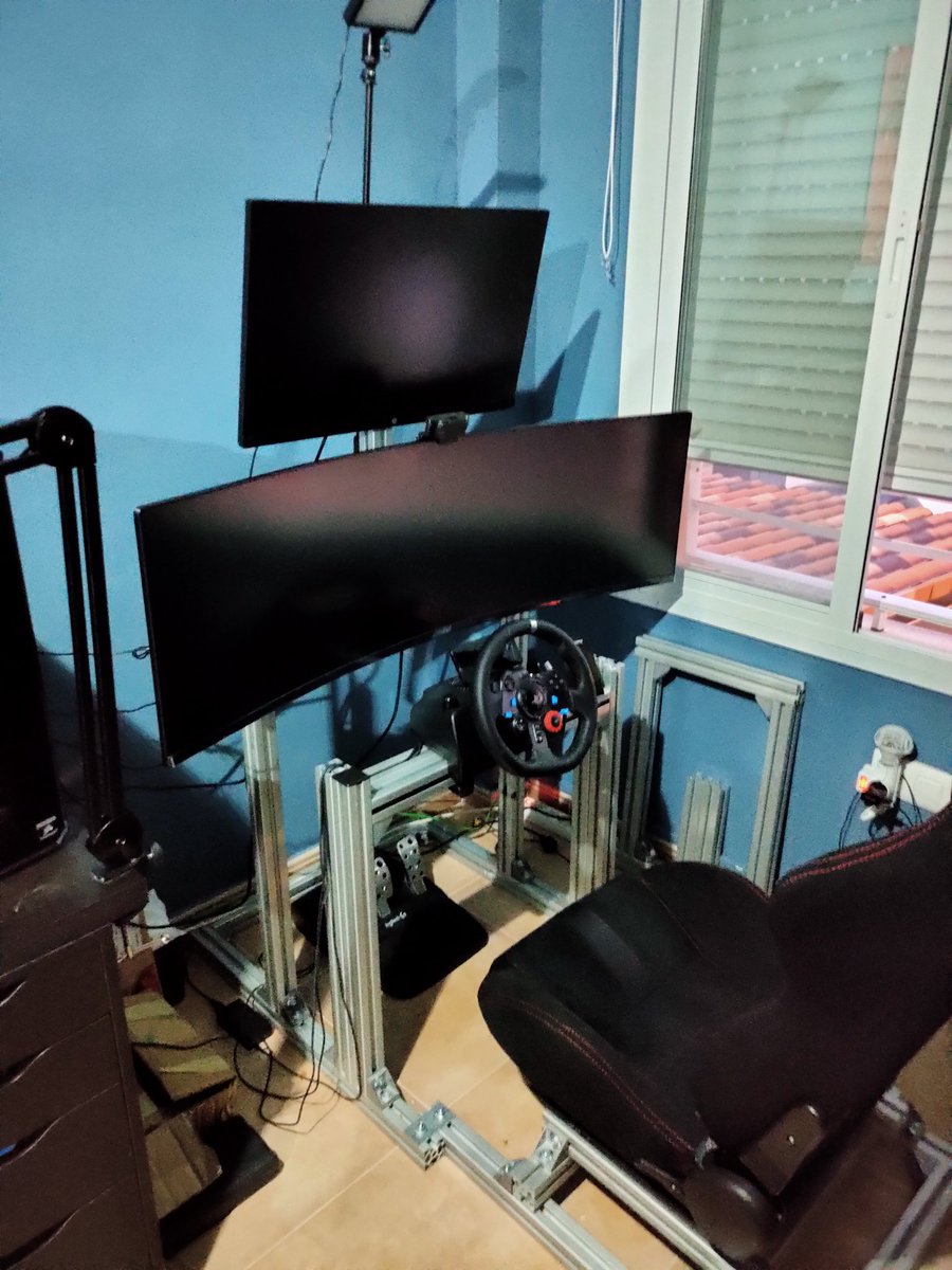 GotoEloy's tweet photo. Tarde muy productiva, le he dado un cambio radical al cockpit. Os pongo un antes y un después. Espero que os guste!. #cockpitcasero #fulldip #iracing #AssettoCorsa https://t.co/veU9cn6JMI