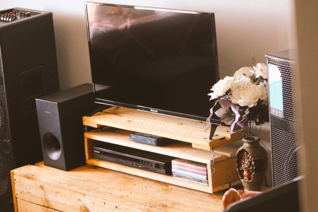 KingPostLso's tweet photo. I know it will be hard to believe but i thank all of you that shared my work😭😭😭. Well this is my place, simple pallet coffee table and flexible TV stand. Contact or WhatsApp me at 59079202. Whenever wherever you need me I'll be there. Please share and like. Thank you very much https://t.co/dfcq6VVGkx