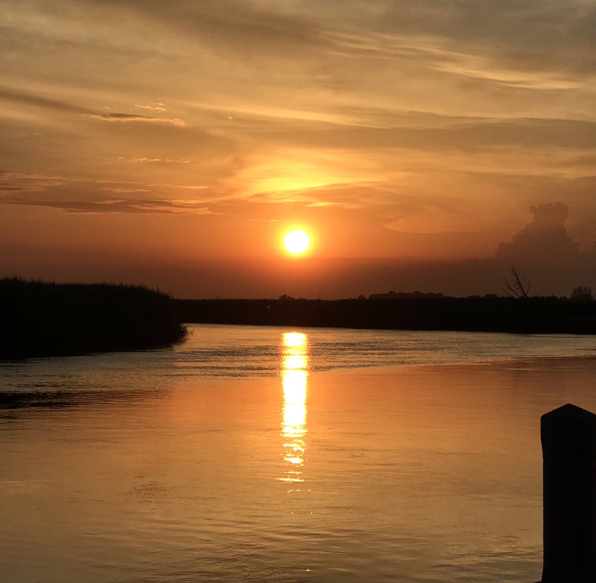 jcsuffolk111's tweet photo. Down by the River #sunset #suffolk #herringfleet @LensAreLive #loveukweather https://t.co/t08bcelLFU