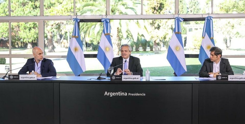 RicBenedetti's tweet photo. Alberto: La libertad se pierde cuando uno muere
Horacio: cancelamos salidas al aire libre aunque no haya contagios por eso
Axel: la provincia de la Antartida es la más grande del país. 

Y encima fue grabado el anuncio, pucha... https://t.co/uIhSx62CEJ