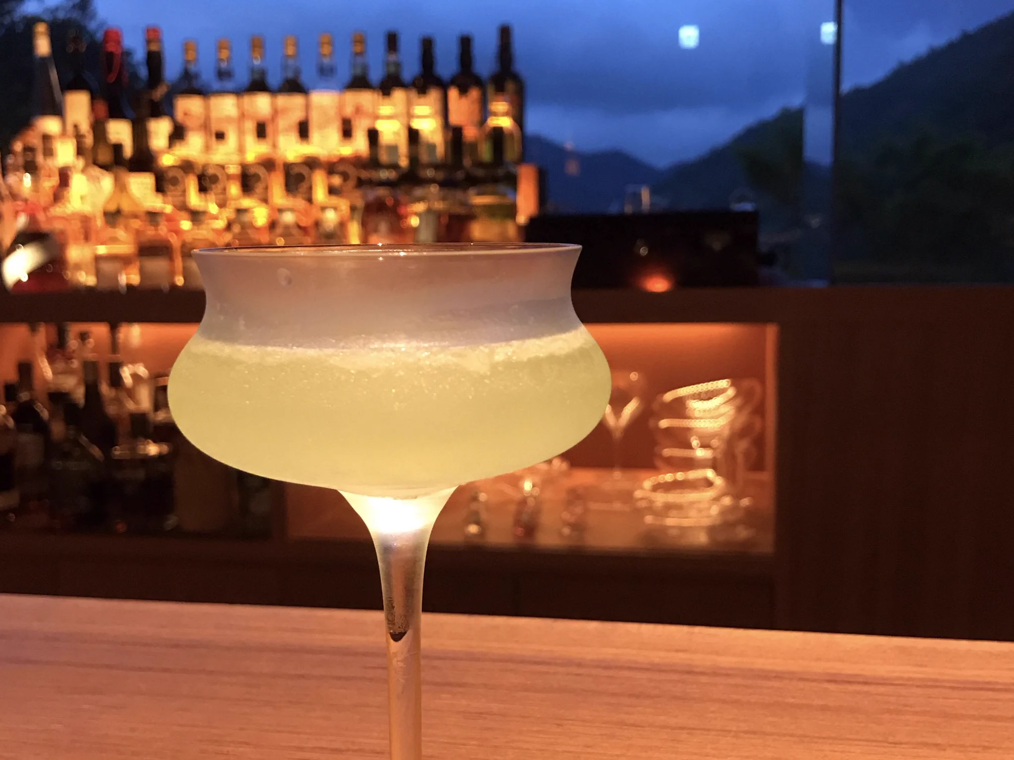 お酒を楽しむだけじゃない！？約200種のお酒が飲み放題の「泊まれるバー」！