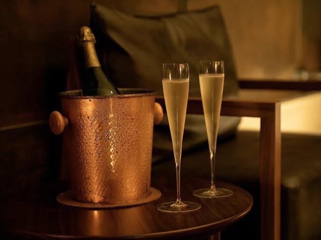 お酒を楽しむだけじゃない！？約200種のお酒が飲み放題の「泊まれるバー」！