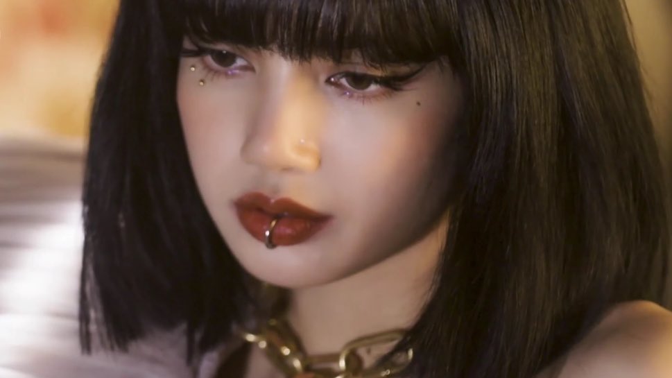 doIceksj's tweet photo. LISA FROM BLACKPINK... i love you ma'am https://t.co/sA4aPW9ehh