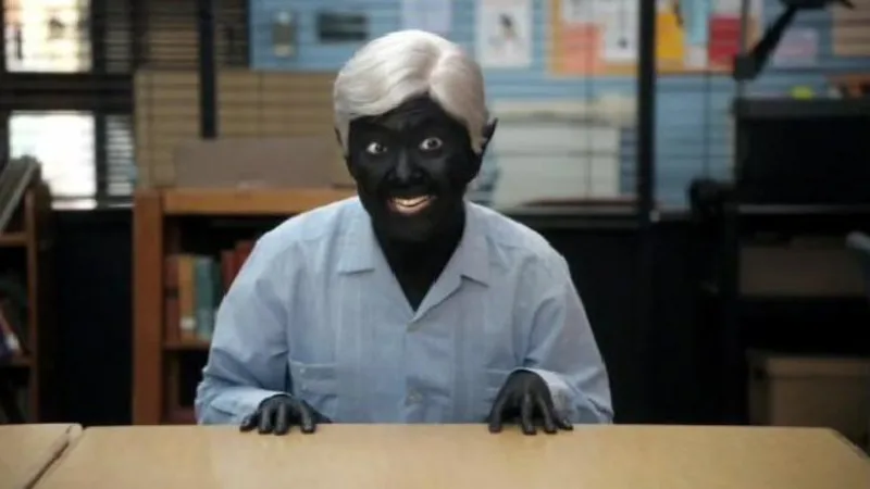 Flynn5200's tweet photo. Netflix acaba de eliminar el capitulo "Advanced Dungeons and Dragons" de Community solo porque un personaje de pinta la cara de negro para disfrazarse... DE UN ELFO!! POR DIOS ESTA MIERDA NO CLASIFICA COMO BLACKFACE NO ROMPAN LAS PELOTAS,ELIMINARON EL MEJOR CAPITULO DE LA SERIE!! https://t.co/GnWvPs49TK