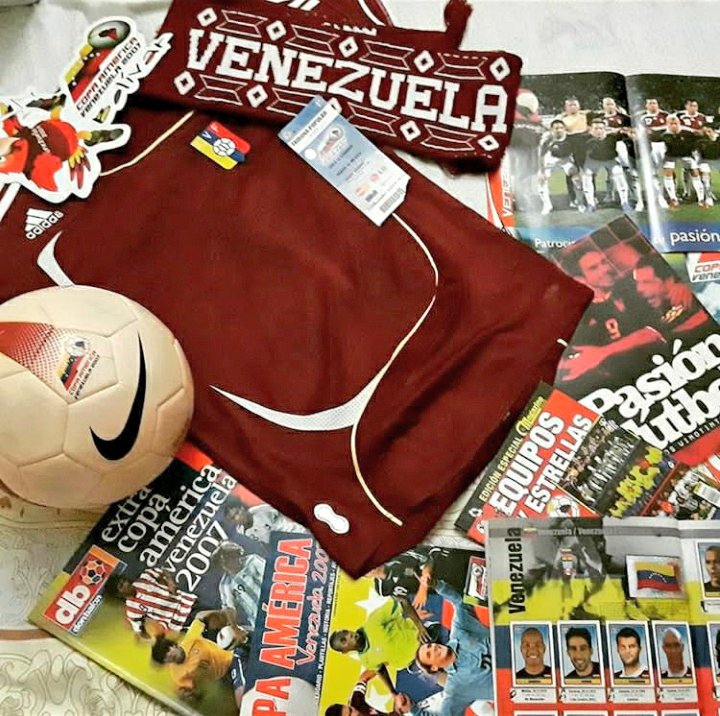 JJHR_11's tweet photo. Como pasa el tiempo, que gran recuerdo conservo, una reliquia significa para mí, hoy hace 13 años Venezuela inauguró su Copa América en Venezuela #CopaAmerica2007 (Camiseta y balón Oficial autografiados por los lanceros del Prof. Paez Mérida 2007) https://t.co/D3qgCNkz3D