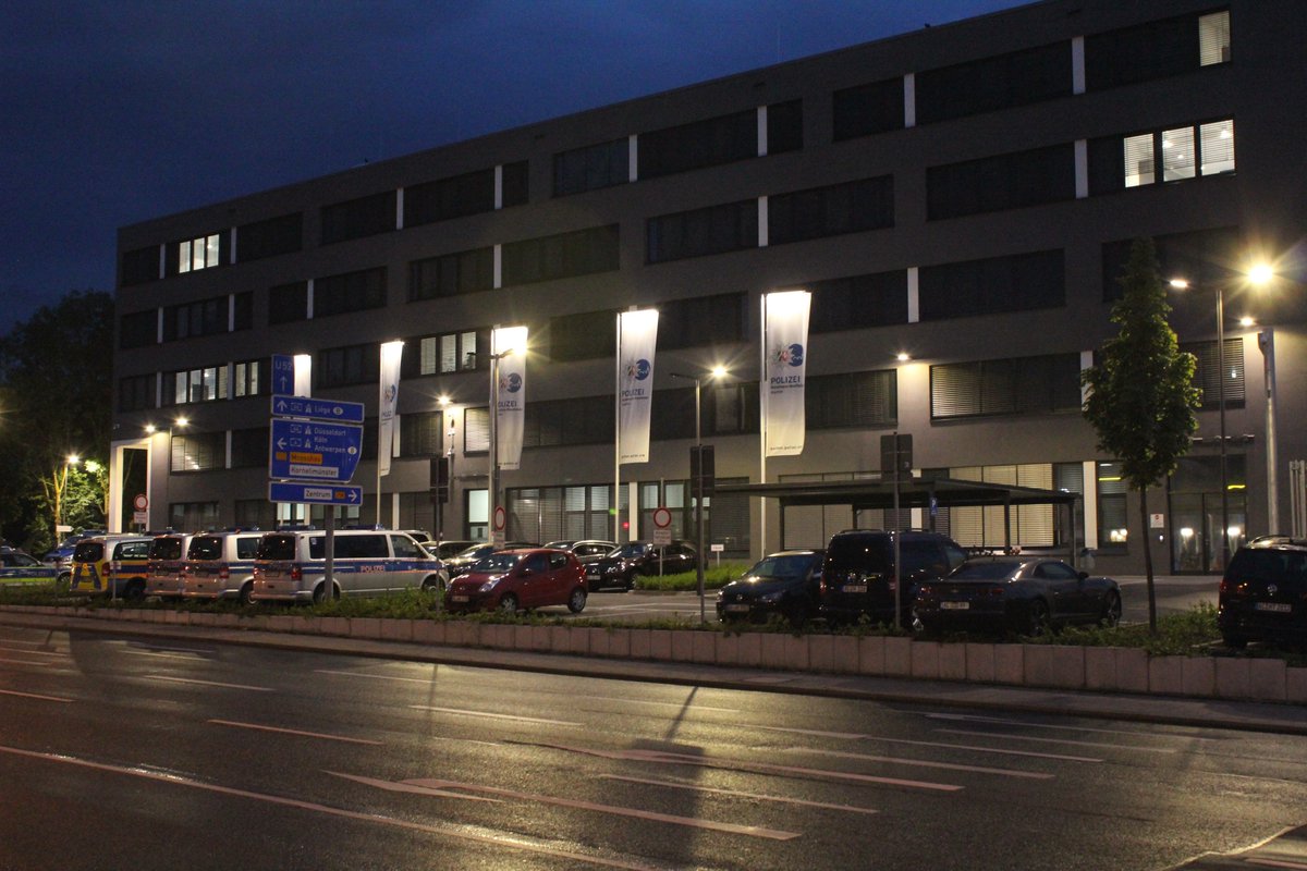EinsatzK's tweet photo. Trotz schlafloser Nächte stehen wir vor der GEFANGENENSAMMELSTELLE IN AACHEN (Trierer Str. 501) und fordern die Freilassung unserer Freund*innen! 
Hier gibts Tee, Essen und alles was Menschen sonst so brauchen nach einem Tag wie diesem. 

Bleibt stark da drin! https://t.co/QJopVhhsH6