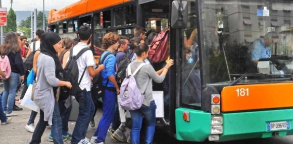 1/ For whom do we run transit? Are students “normal” transit users? Should they?A thread about students as core transit users in Italy versus North American’s dedicated iconic "yellow" school bus system, as an insight into institutional "particularism" in Canada and the US