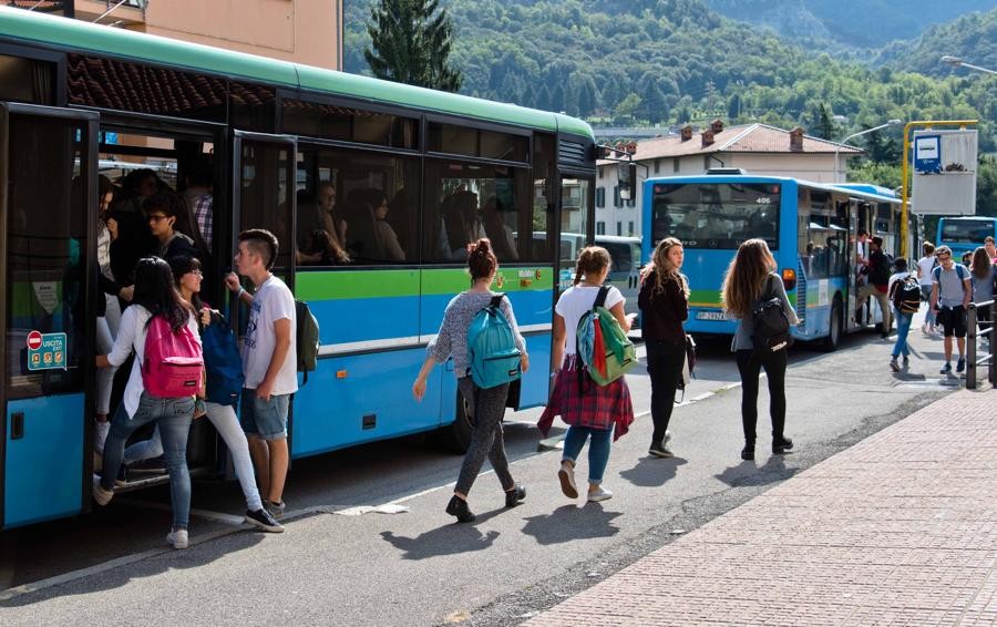5/ How does students go to school in Italy ? If one takes a bus or a train in the morning rush hour, especially interurban services connecting minor towns and villages with major centers, it will find it is packed of high school students (age 14-19).
