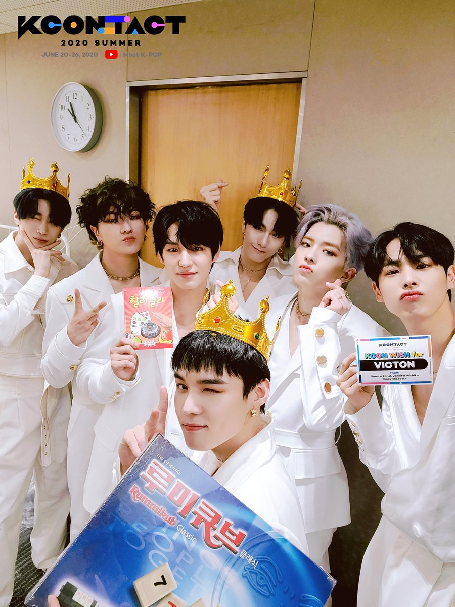 DoHanseBrasil's tweet photo. 26.06.20 ~ ATT do @KCON_Global

[KCON:TACT 2020 SUMMER]

#KCONTACT queria coroar #VICTON por todo o seu trabalho duro! Estes presentes adoráveis ​​do #KCONWISH fizeram o trabalho! Obrigado #KCONers!
 
#KCON #KCON2020 #HANSE #한세 #빅톤 #DOHANSE @VICTON1109 https://t.co/enSxInHrhF
