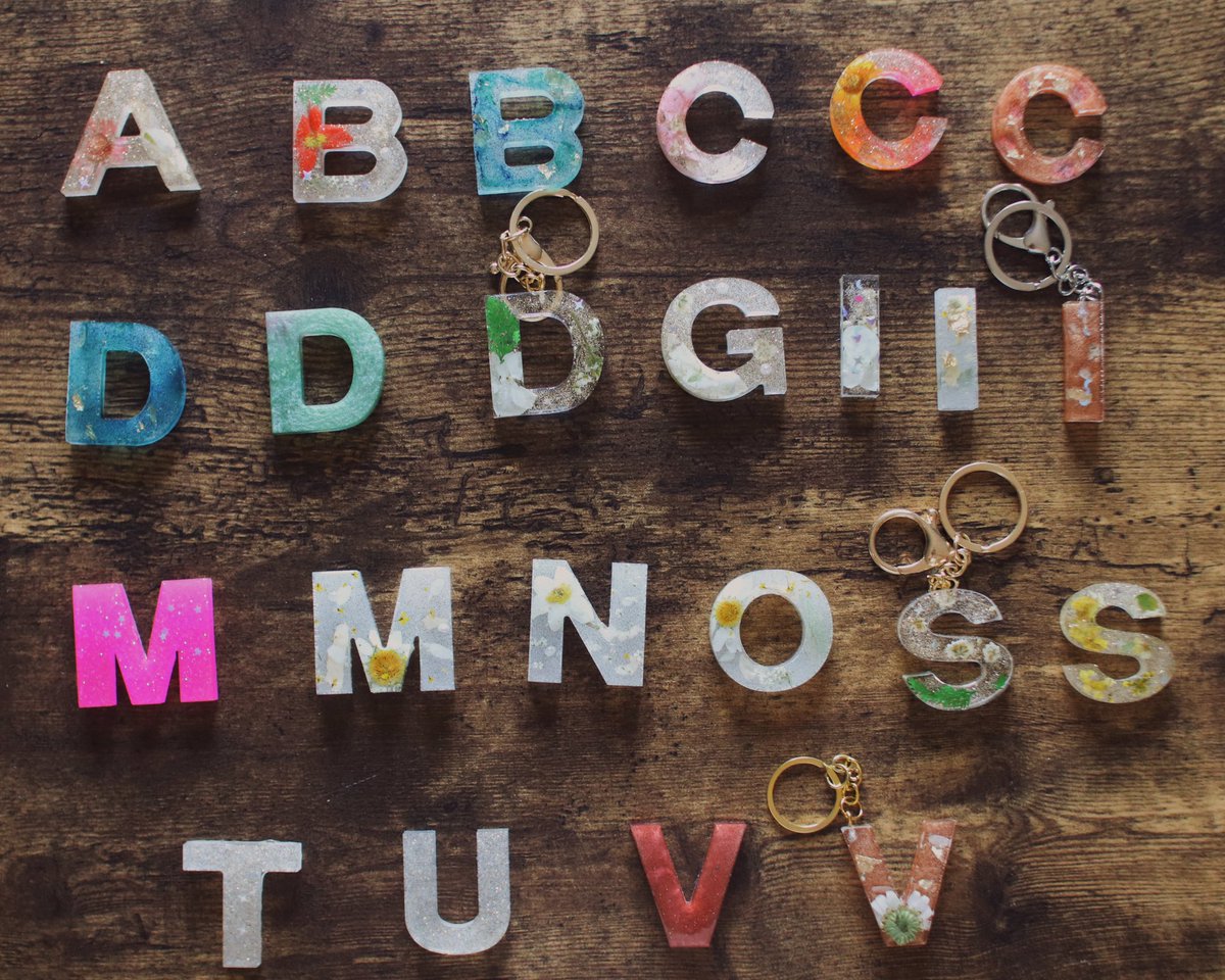 HappyStudySpace's tweet image. Hiii if you like personalized items then check out my store! I’m currently making these fun keychains to earn and save money for school! Have a great day 😊

#smallbusiness #etsyshop #personalizedkeychains #letterkeychain #cutestuff #journaling #acnhstuff #shop