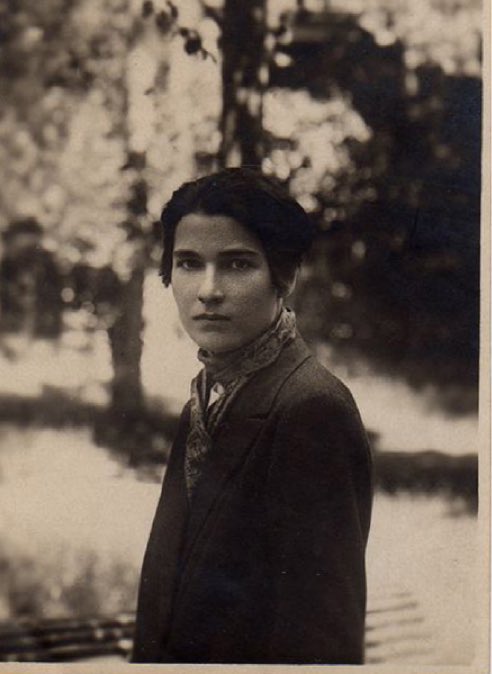 Doing a thread of Old LGBT Women artists because I feel like it. Thelma Woods (1901-1970) She was a Lesbian sculptor and silverpoint artist. She was this Lesbian Casanova. Accounts have described her as "boyish-looking", standing almost 6 feet tall, and "sexually magnetic" 