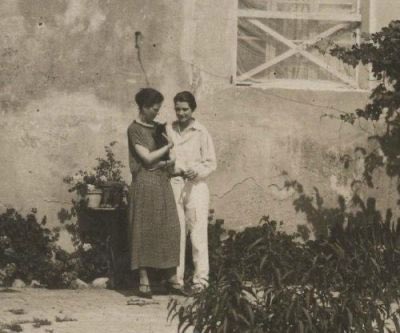 Doing a thread of Old LGBT Women artists because I feel like it. Thelma Woods (1901-1970) She was a Lesbian sculptor and silverpoint artist. She was this Lesbian Casanova. Accounts have described her as "boyish-looking", standing almost 6 feet tall, and "sexually magnetic" 