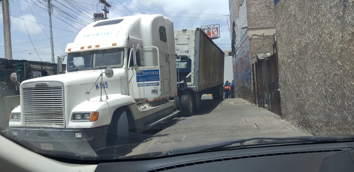 SEguigurems's tweet photo. No han llegado los hospitales móviles . Pero ya llegaron al Hospital Escuela los contenedores para cadaveres .
Este gobierno no es garantía de nada . Así que no salga a la calle si no es absolutamente necesario. https://t.co/Rw8t42gKLd