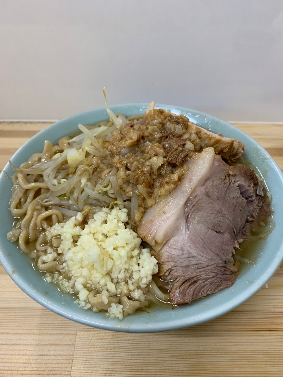 Nou57577's tweet photo. ラーメン工藤@吹田。
予想以上にデロデロ麺。
歯がなくても食べられるレベル。 https://t.co/EyLwK33LGY