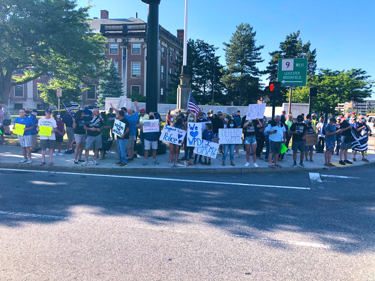 CommonTalkPod's tweet image. Rally in support of WPD about 200 strong right now.