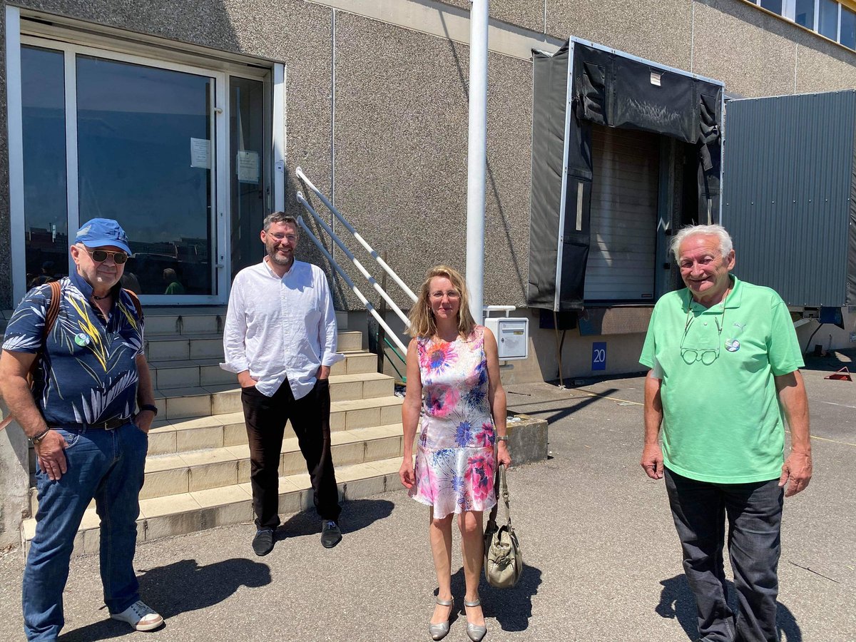 deGardelleLuc's tweet photo. Échanges très enrichissants sur une vision commune d'une société inclusive, solidaire autour d'une démocratie renouvelée lors de la visite de @Syamak @AnneMarieJean1 @MichelSexauer et Pierre Roth de notre atelier de confection de masques Circuits courts=100 emplois créés en 15 jr https://t.co/AGKFTLuLsf