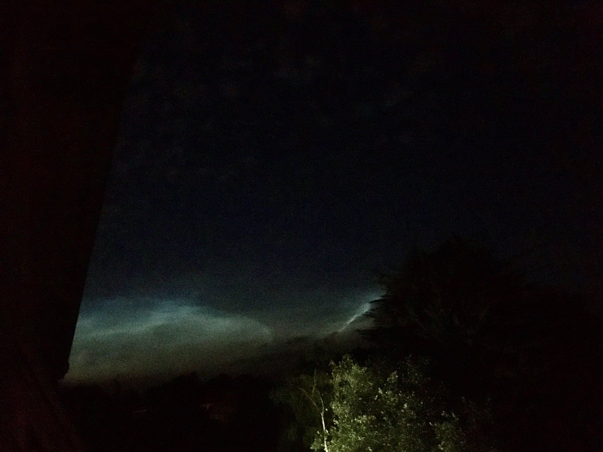 MattKingsnorth's tweet photo. Looks like long filaments in the #noctiluscent clouds tonight #nlc @CloudAppSoc 

Taken from Brentwood, Essex 23:15 https://t.co/P7FPrmVLYO