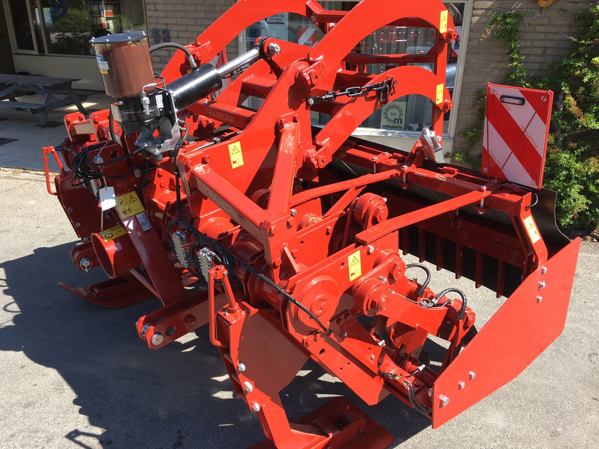 wnkramernl_bv's tweet photo. #afleveren #onderweg naar @BartAgro een #GRAMEGNA type model V40 3 meter met hef boven over en een smeersysteem.

We wensen de klant veel werkplezier met deze machine!

https://t.co/EeW3DbFAna 
https://t.co/ahO6tMfFu1

#mooiwerk #krukas #spitmachine #trekkerweb https://t.co/yWAWYZKy31