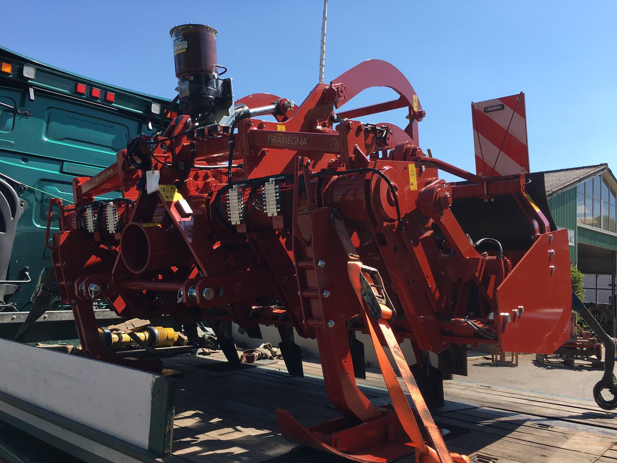 wnkramernl_bv's tweet photo. #afleveren #onderweg naar @BartAgro een #GRAMEGNA type model V40 3 meter met hef boven over en een smeersysteem.

We wensen de klant veel werkplezier met deze machine!

https://t.co/EeW3DbFAna 
https://t.co/ahO6tMfFu1

#mooiwerk #krukas #spitmachine #trekkerweb https://t.co/yWAWYZKy31