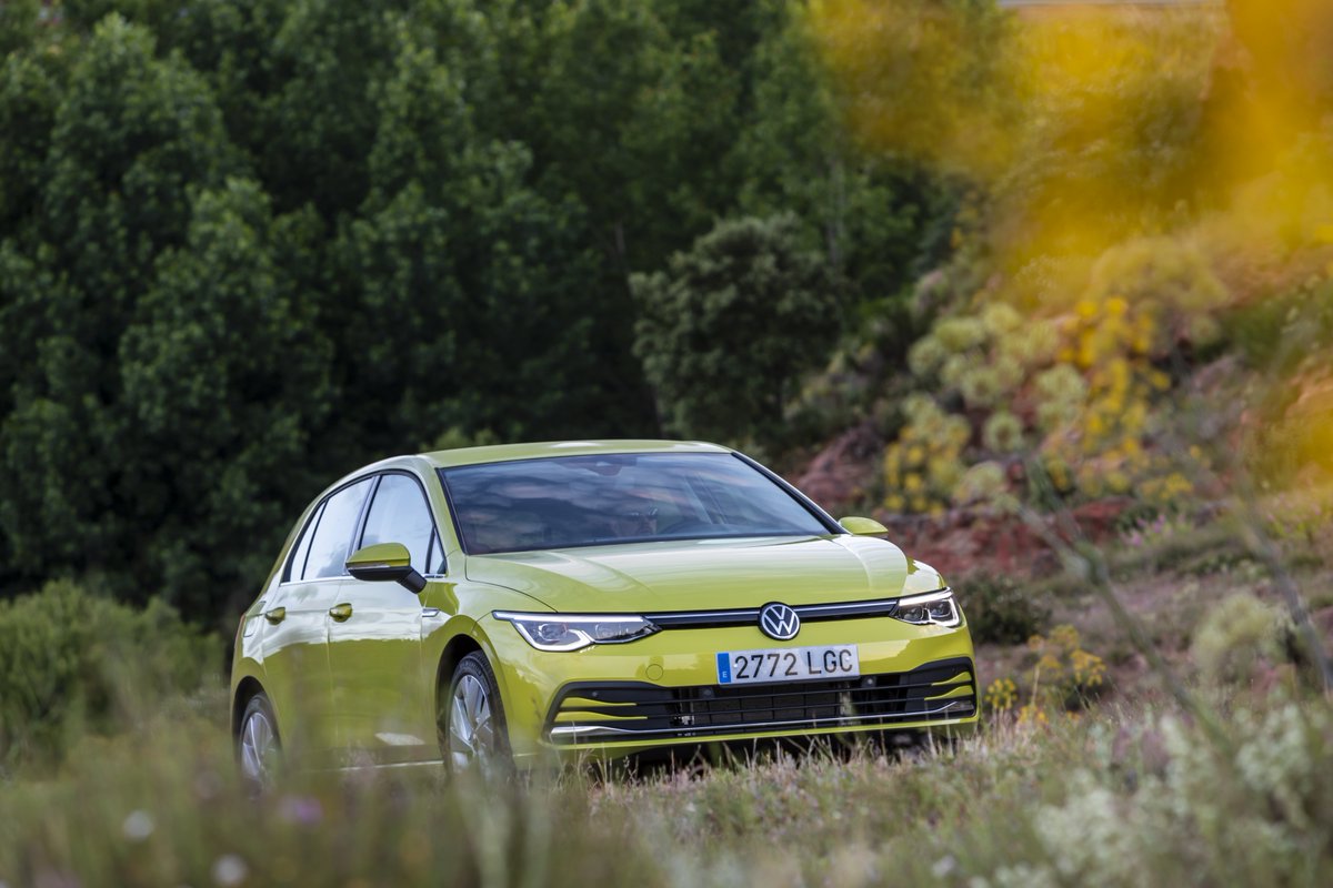 SCLMAG_'s tweet photo. NUEVO #GOLF8 👏 Con la gama de motorizaciones más sostenible de Volkswagen, la 8ª generación del GOLF ya está aquí. 😉 3 nuevos motores eTSI mild hybrid. 2 versiones PHEV eHybrid. 2 TDI con doble inyección directa y 3 TSI con gestión activa de cilindros. @VWChile #SCLMAG https://t.co/B7nLAvybdc