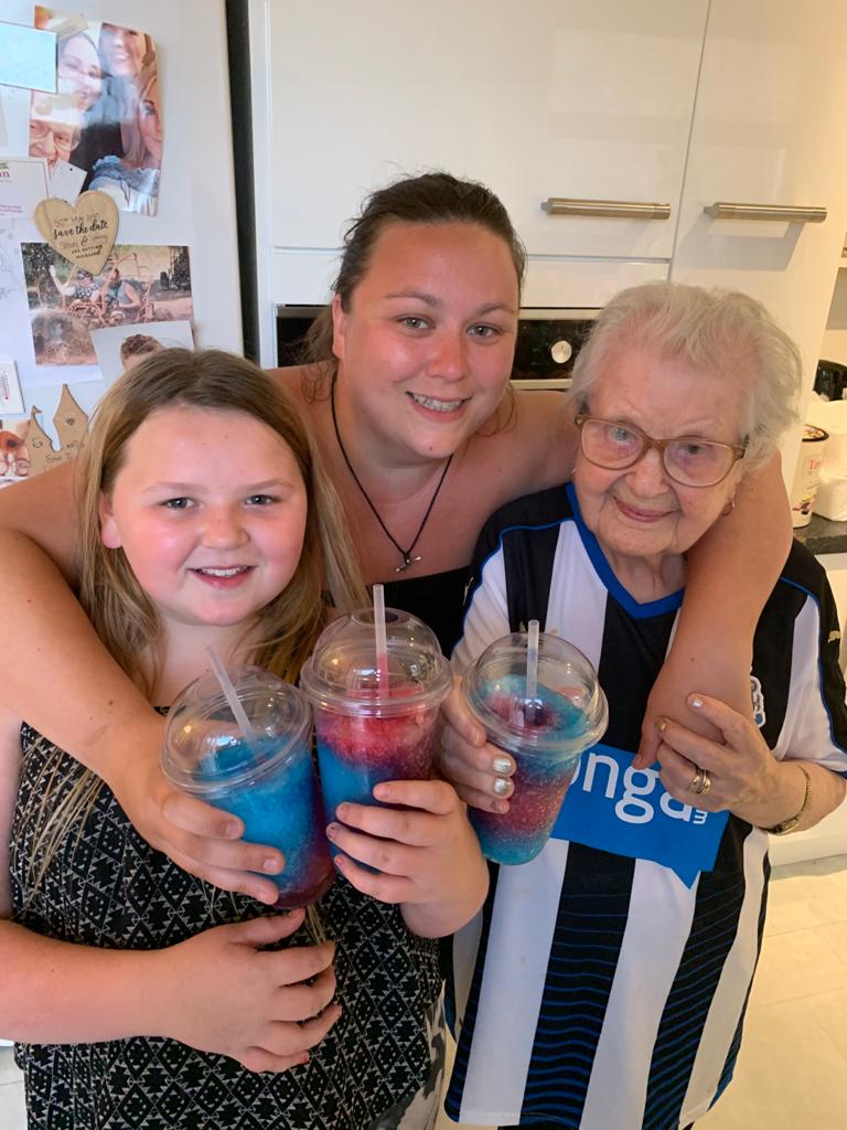 A lovely end to the best week with a sweet treat <a href="/Kavina9/">Kav</a> 
#nanatoon