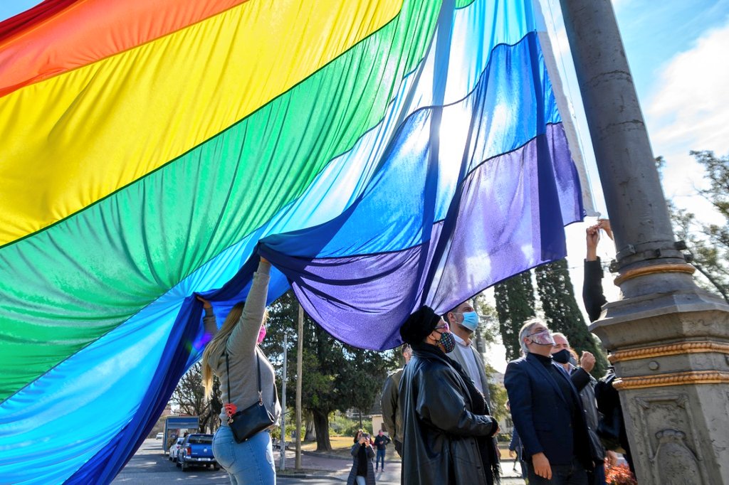 GobiernoMuniCba's tweet photo. 🏳️‍🌈 En el marco del Día Internacional del Orgullo #LGBTIQ+ elevamos la bandera de la diversidad, que desde hoy flameará en el centro del #ParqueSarmiento.

Nuestro firme compromiso de construir una ciudad cada día más inclusiva, igualitaria y respetuosa.

#Orgullo2020
#Diversidad https://t.co/zStHYBRf5w