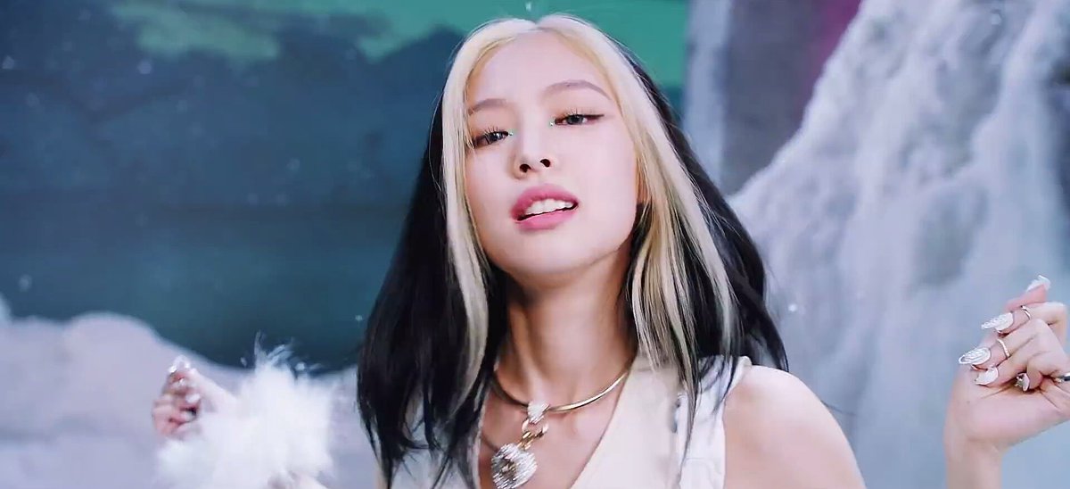 _jenrubykim's tweet photo. I MEAN LOOK AT HER MESMERIZING VISUALS #JENNIE
#HOWYOULIKETHATMV
#BLACKPINK @ygofficialblink https://t.co/4qzZARqq0Y