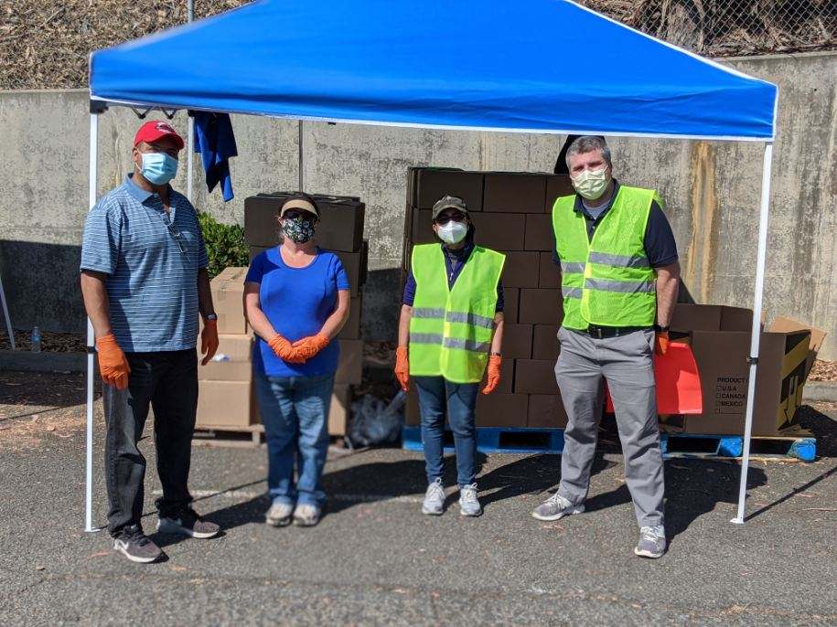 CityofSSF's tweet photo. Check out more photos from our #SSF food drive-thru today. #ssfstrong #fooddrive #community https://t.co/QT0kbzRaUV https://t.co/RFAPQ8uFpX