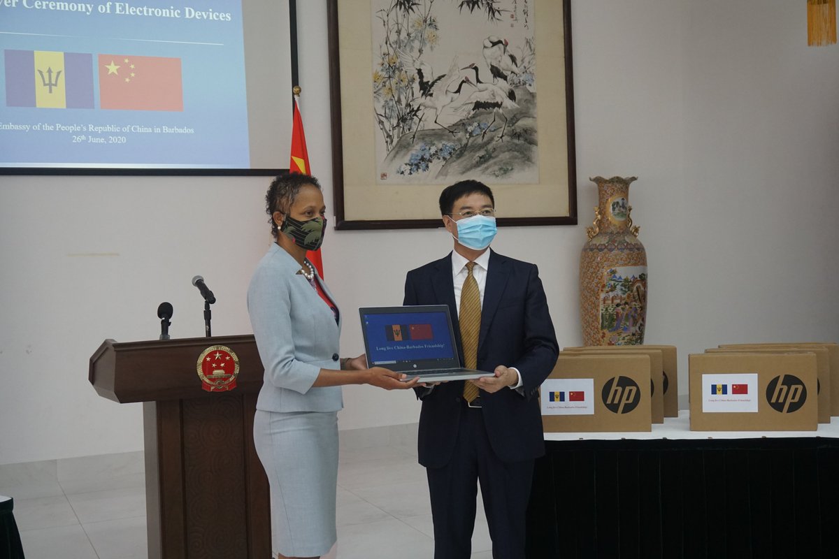 I handed over 12 laptops to the Hon. Santia Bradshaw, Minister of Education, Technological and Vocational Training of Barbadous, joining the Ministry's online teaching programme, during which we exchanged views on enhancing educational cooperation between China and Barbadous.