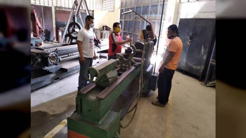 Trabajadores de Corpoelec se capacitan en la fabricación de partes y piezas mazo4f.com/220886  #IndependenciaONada