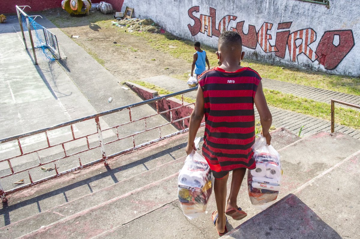 Flamengo's tweet image. Flamengo distribui cestas básicas e álcool em gel no Morro do Salgueiro. 

Saiba mais em: flamengo.com.br/noticias/insti…

#NaçãoSolidária

📸 Marcelo Cortes / CRF
