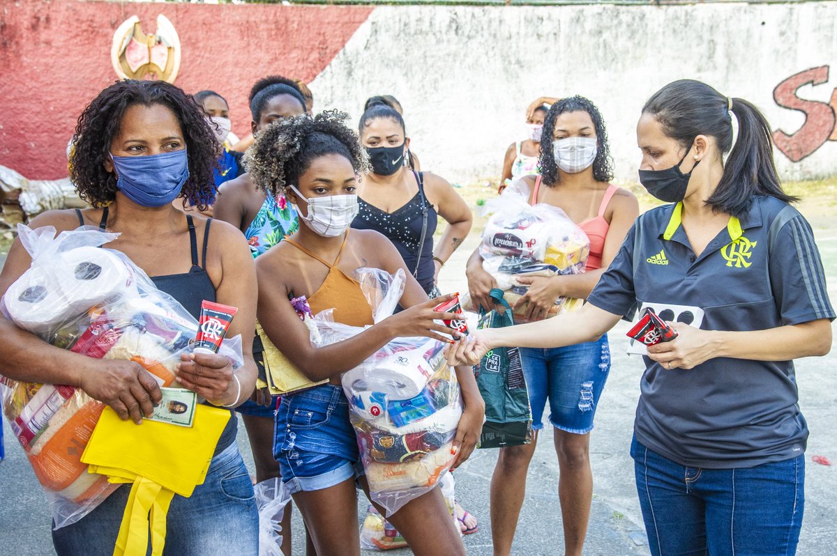 Flamengo's tweet image. Flamengo distribui cestas básicas e álcool em gel no Morro do Salgueiro. 

Saiba mais em: flamengo.com.br/noticias/insti…

#NaçãoSolidária

📸 Marcelo Cortes / CRF