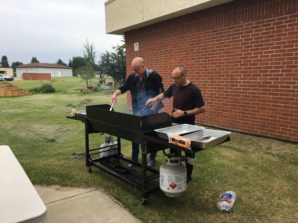 EvergreenCSSD's tweet image. Super(intendent) Men of @EvergreenCSSD - @EvergreenMike and @Everlearning1 - flip burgers for Div Office lunch (with social distancing). #ecsrdSTRENGTH in service. Thanks to @ETYaceyko for photos.