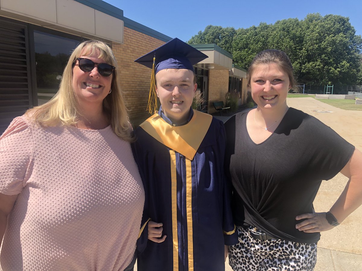 kathrynadrake's tweet photo. @ghschools Congrats Grads! Love that you visited where it all began. Staff loved seeing you. Thanks @ghhsbucs for a creative commencement. Proud of you, Bucs! #peachplains #onceabuccaneeralwaysabuccaneer https://t.co/LBKWAPlM1Y