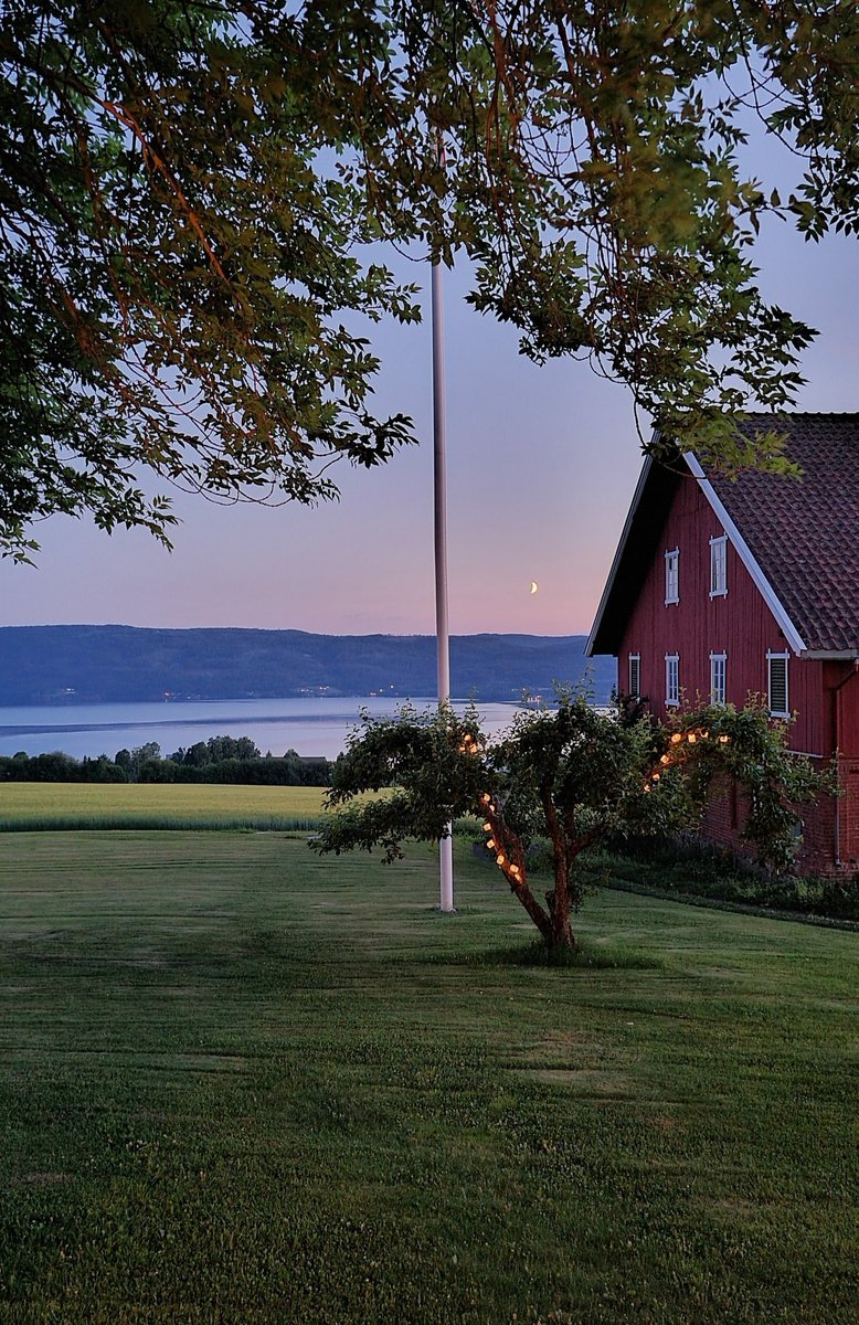 john_olve's tweet image. En sommernatt helt der oppe. (Bildet ble tatt 01:00 og er rett fra kamerarull.)