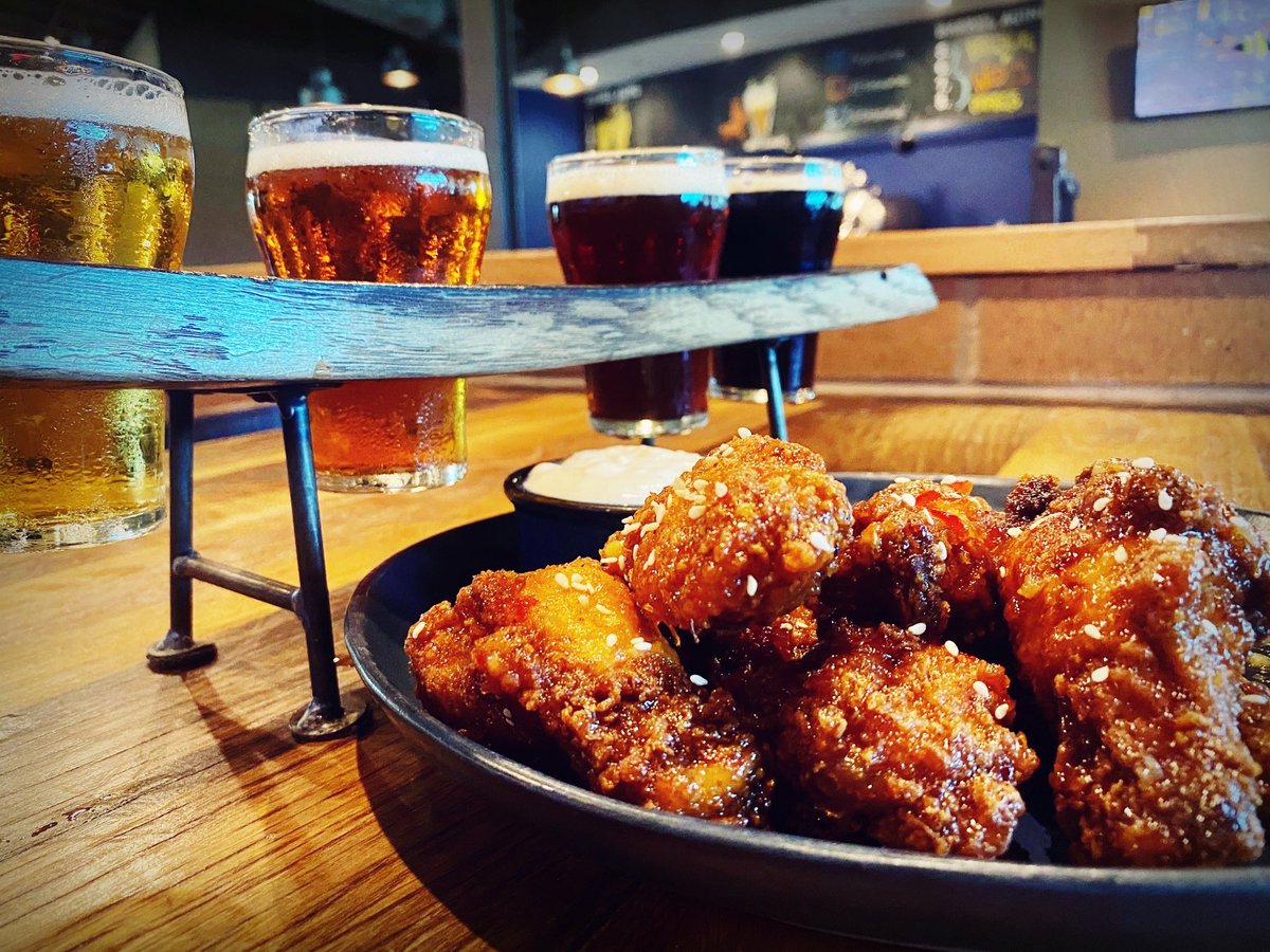 tapbrewhub's tweet photo. HOT New Menu Special for the Weekend!

🌶 Sriracha Sweet Chili Wings 🌶

Pairs great with our Keybilly Island Ale, but we went with a beer flight to celebrate the weekend!

Dine-in, sit on our patio, carry out or NOW DELIVERY from our newest partner DOOR DASH! https://t.co/HTLMpK6JB5