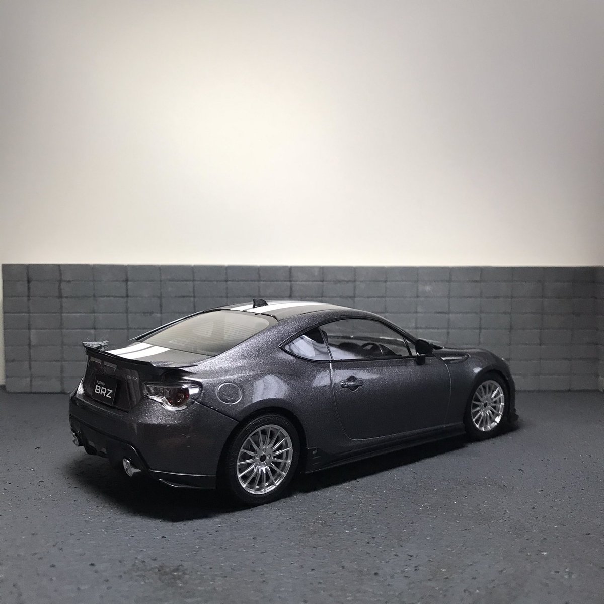 miginokutsusita's tweet photo. #スバル #BRZ #streetcustom #タミヤ 
#プラモデル #カーモデル 
センターのデカール、途中まで黒にしてたけど急遽白に塗り替えたんだよね。
白で正解だったな。
2020年27作目 https://t.co/ByQJqASerj