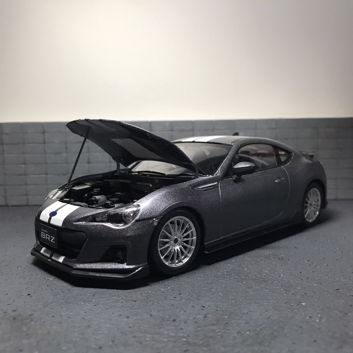 miginokutsusita's tweet photo. #スバル #BRZ #streetcustom #タミヤ 
#プラモデル #カーモデル 
センターのデカール、途中まで黒にしてたけど急遽白に塗り替えたんだよね。
白で正解だったな。
2020年27作目 https://t.co/ByQJqASerj